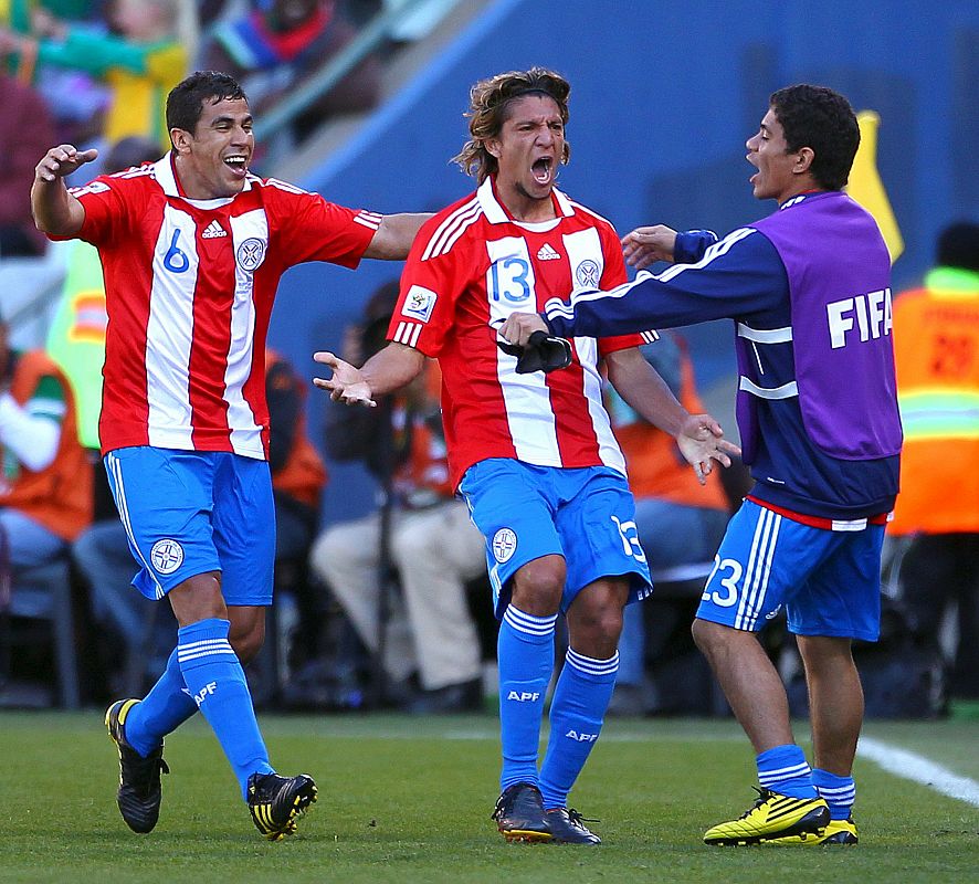 El jugador paraguayo Enrique Vera (c) celebra con sus compañeros el primer gol.