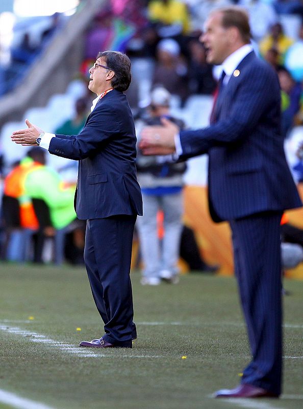 El entrenador paraguayo Gerardo Martino (d) y el entrenador eslovaco Vladimir Weiss.