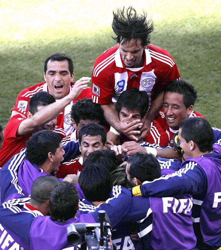 Los jugadores paraguayos celebran el gol de Enrique Vera.