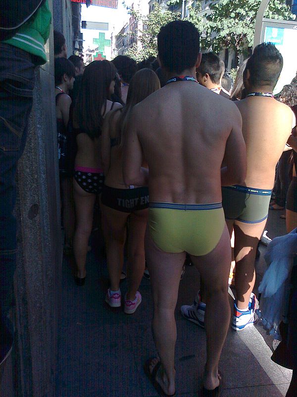 Cien personas en ropa interior se han vestido gratis en una tienda de Madrid