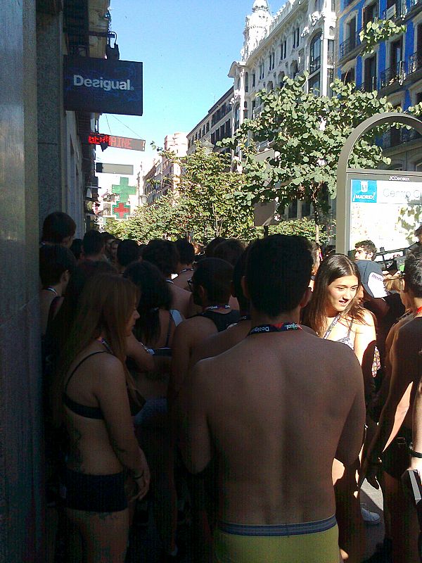 Cien personas en ropa interior se han vestido gratis en una tienda de Madrid.