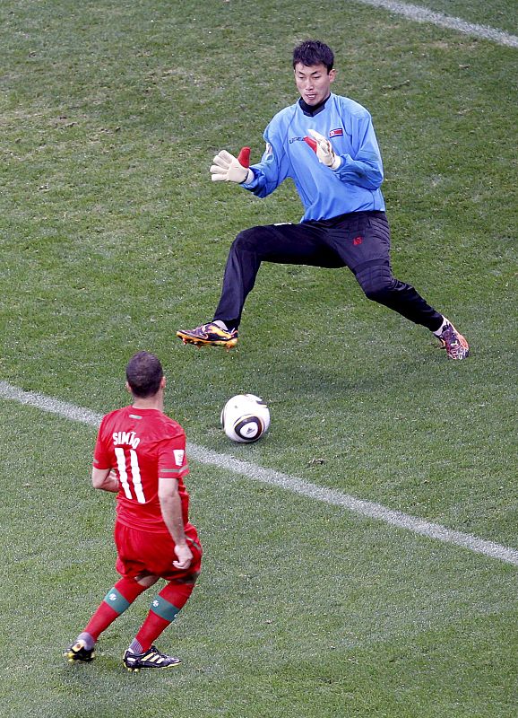 Simao bate por bajo a Myong-Guk y logra el segundo gol de Portugal.