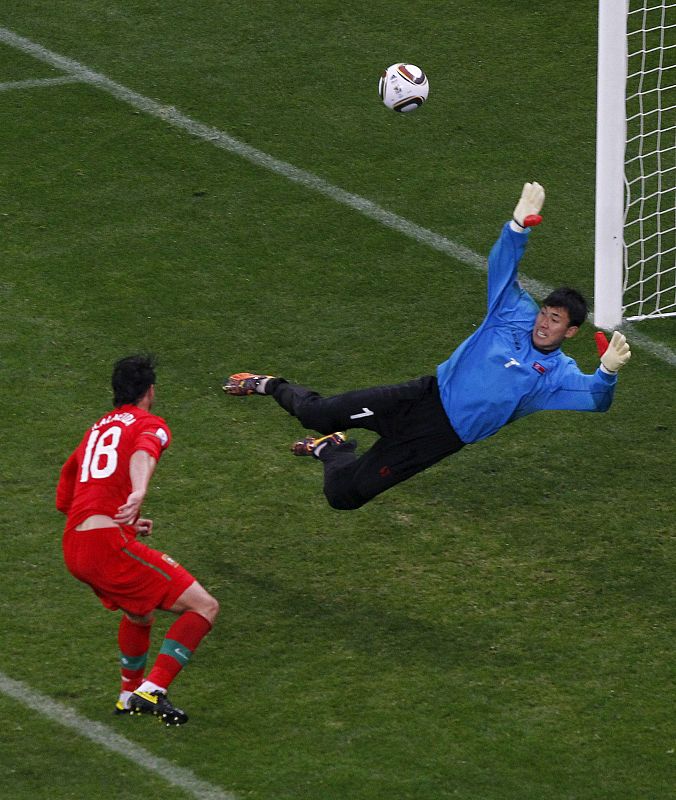 Momento en que Hugo Almeida bate al portero coreano y logra el 3-0