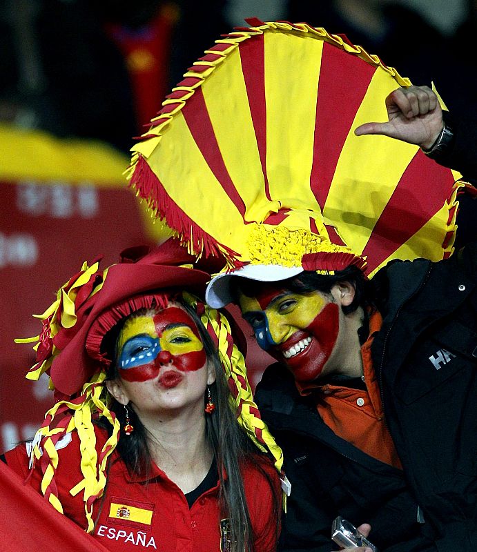 Aficionados españoles en las gradas del Ellis Park de Johannesburgo, donde España y Honduras jugarán hoy en partido correspondiente a la tercera jornada del grupo H del Mundial de Sudáfrica 2010.