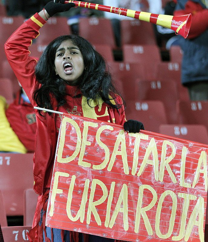 Aficionados españoles en las gradas del Ellis Park de Johannesburgo, donde España y Honduras se enfrentan en correspondiente a la tercera jornada del grupo H del Mundial de Sudáfrica 2010.