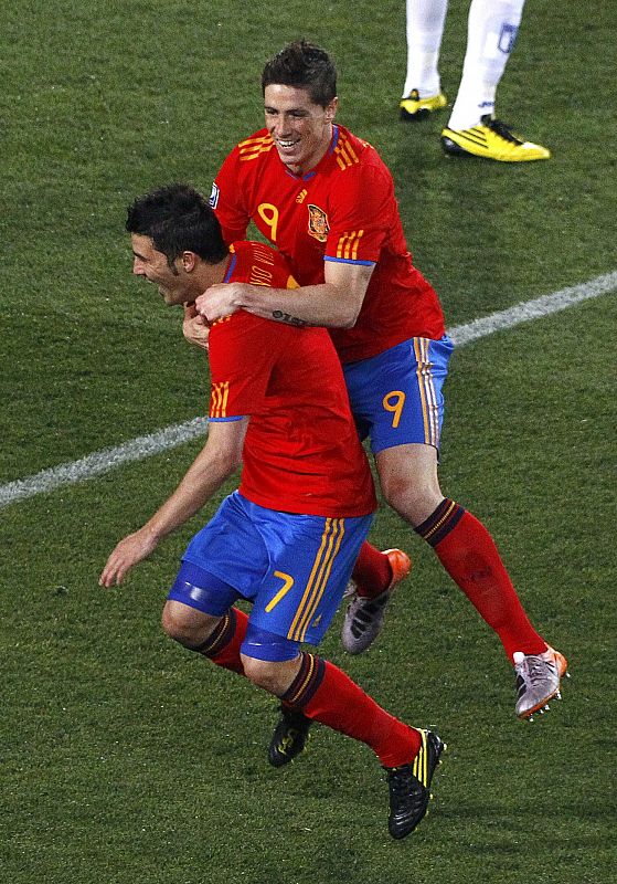 Villa y Torres celebran el segundo gol de España