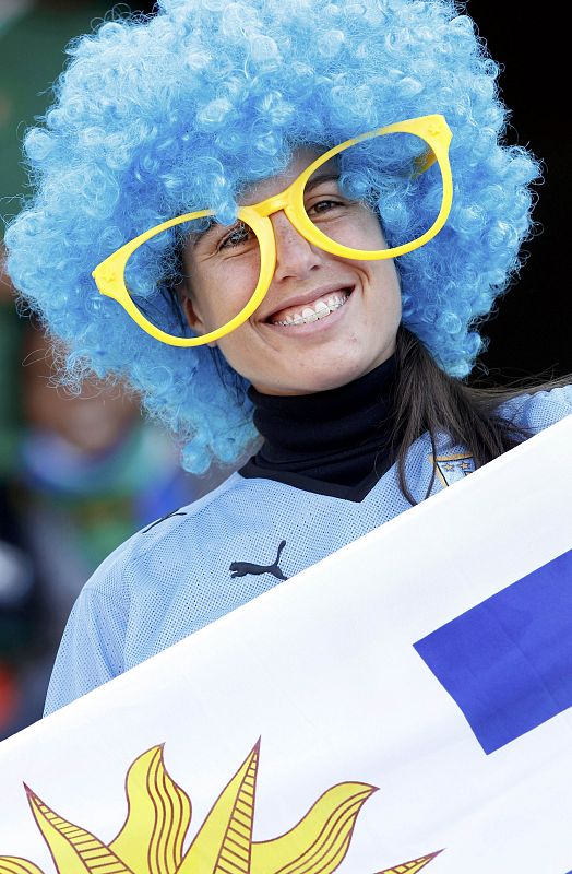 Una aficionada de la selección uruguaya sonriendo antes de que comenzara el partido México - Uruguay del Grupo A del Mundial 2010.