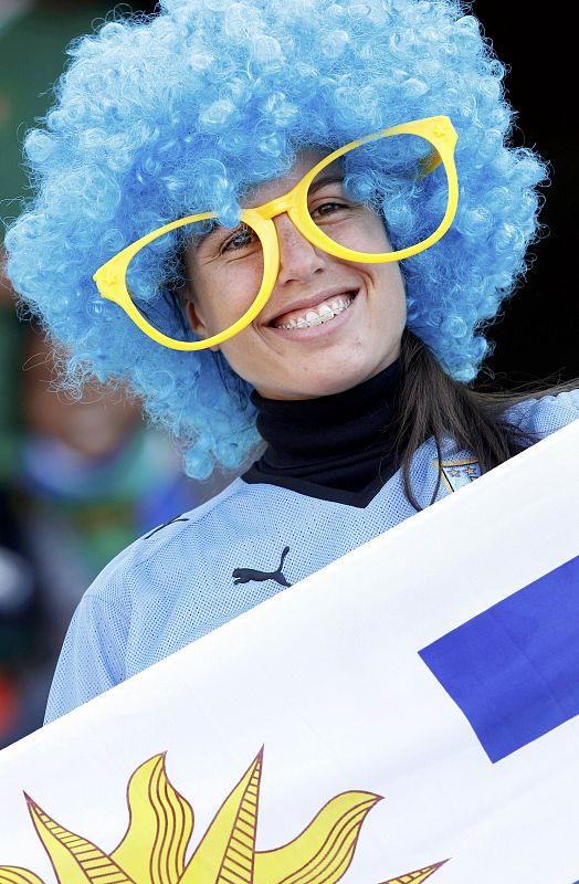 Una aficionada de la selección uruguaya sonriendo antes de que comenzara el partido México - Uruguay del Grupo A del Mundial 2010.