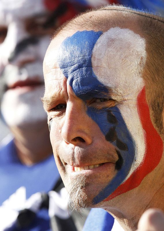 Un aficionado francés lamenta el segundo gol encajado por Sudáfrica