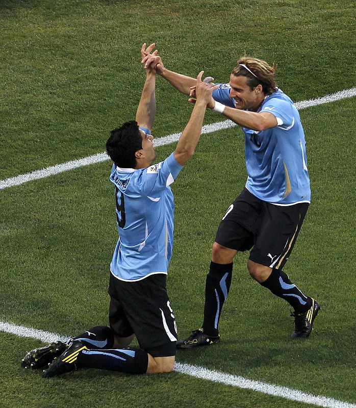 Suárez celebra el gol junto a su compañero uruguayo Diego Forlán.