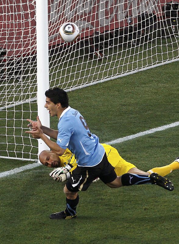 El delantero uruguayo Suárez celebra el primer gol marcado a México