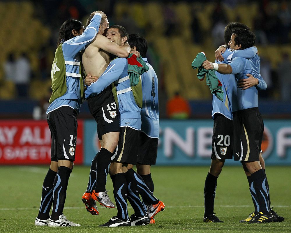 Jugadores uruguayos celebran la victoria ante México y la clasificación como primera del grupo A para la siguiente fase.