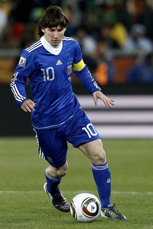 Messi conduce el balón.