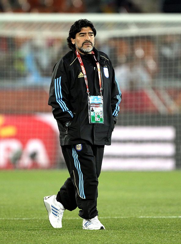 El seleccionador argentino, Diego Armando Maradona, en el cesped del estadio Peter Mokaba.