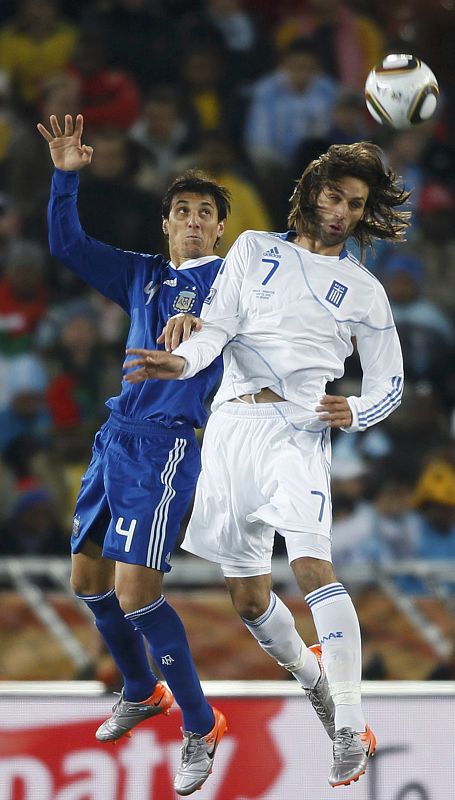 Samaras pelea un balón alto con Burdisso.