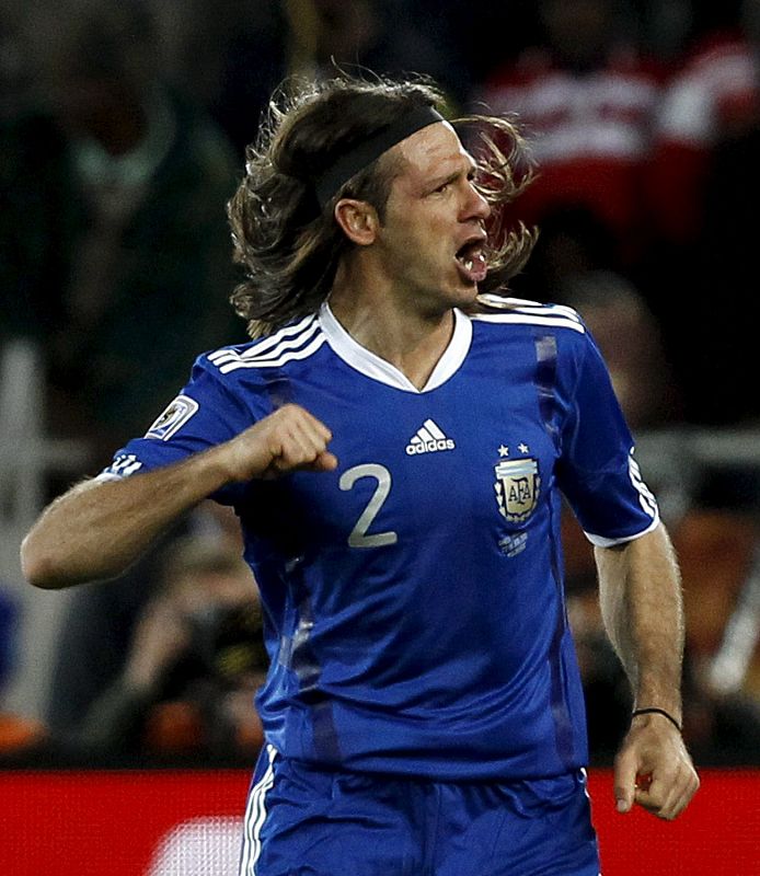 El defensa argentino Martin Demichelis celebra su gol contra Grecia.