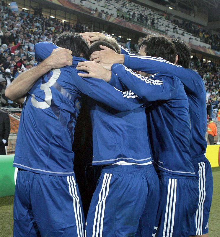 Los jugadores argentinos celebran el gol que consiguío Martín Palermo.