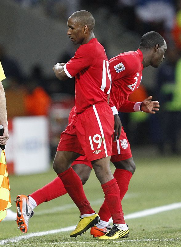 Heskey salió al final por un cansado Defoe.