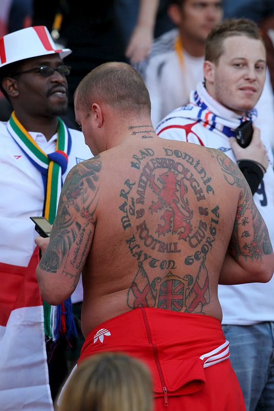 No es sólo Beckham el que luce llamativos tatuajes en Inglaterra.
