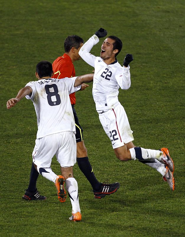 Dempsey y Feilhaber celebran la victoria de EE.UU. que les permite el paso a octavos como primeros de grupo