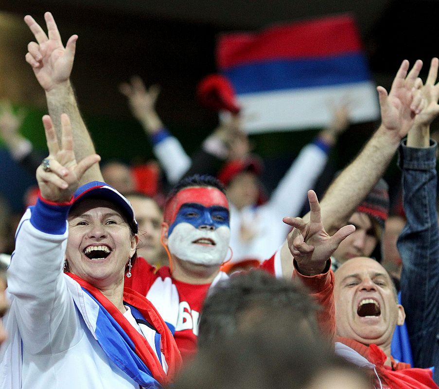 Unos aficionados serbios animan a su selección antes del partido Australia-Serbia.