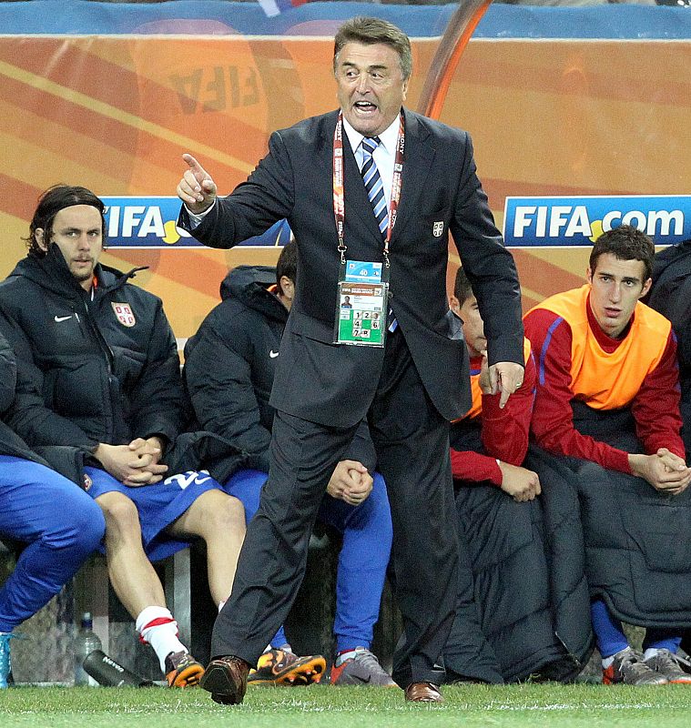 El seleccionador serbio, Radomir Antic, da instrucciones a sus jugadores.