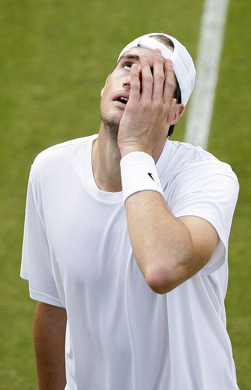 El tenista estadounidense John Isner muestra su cansancio durante su partido contra el francés Nicolás Mahut