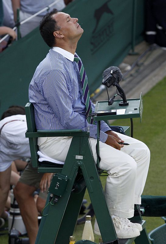 El juez de silla  Mohamed Lahyani demustra su agotamiento durante el partido que enfrentó al norteamericano John Isner y al francés Nicolas Mahut.