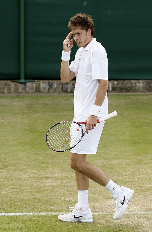 El tenista francés, Nicolás Mahut, en el partido de la primera ronda del abierto de Wimbeldon, que se disputa en el club de tenis, 'All England Lawn" de Londres, en el que se enfrenta al estadounidense John Isner.