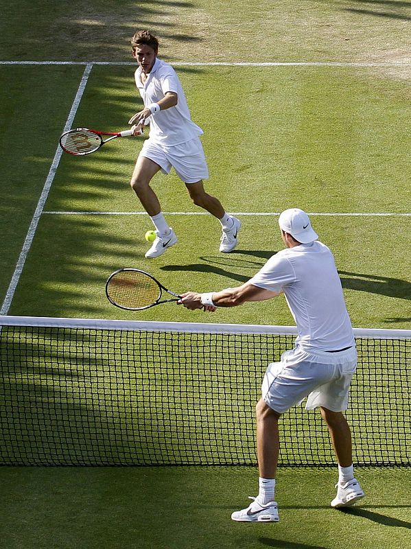 El norteamericano John Isner gana un punto ante el francés Nicolas Mahut durante el quinto set .