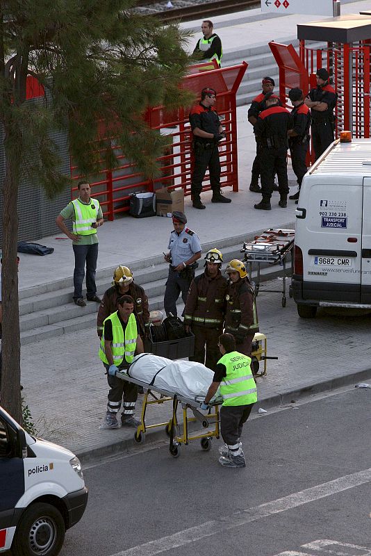 AL MENOS 12 MUERTOS TRAS SER ARROLLADOS POR UN TREN EN CASTEDEFELLS PLAYA