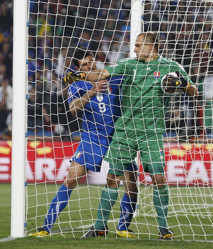 El portero eslovaco Jan Mucha y el italiano Vincenzo pelan por el balón después de un gol de los "azzuros".