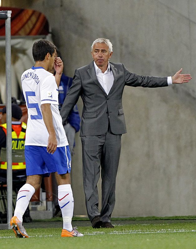 Bert van Marwijk, seleccionador holandés, da instrucciones a Gio van Bronckhorst