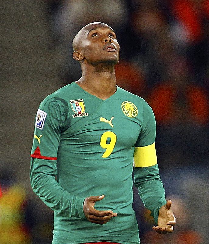 Eto'o rezaba antes del comienzo del partido.