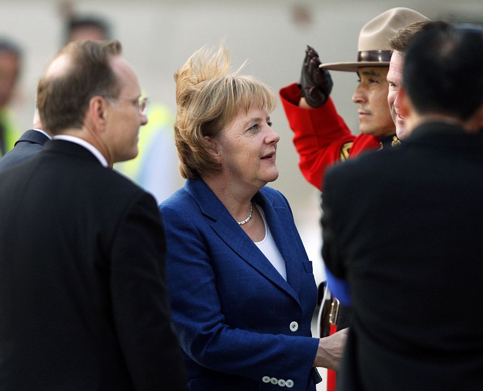 La canciller alemana, Angela Merkel, llega al aeropureto canadiense de Pearson