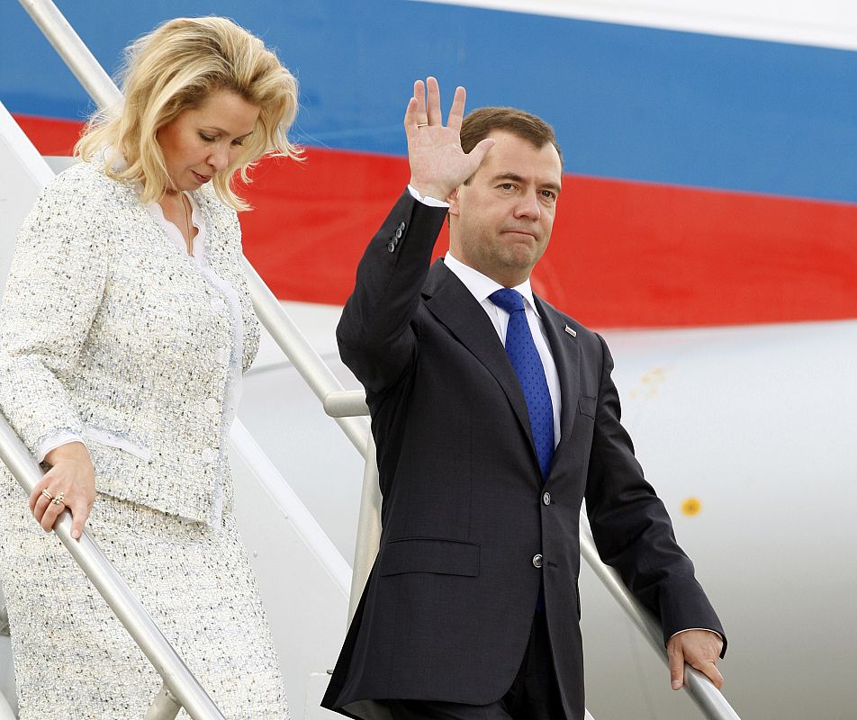 El presidente ruso, Dmitry Medvedev, junto a su esposa, Svetlana, a su llegada a Toronto