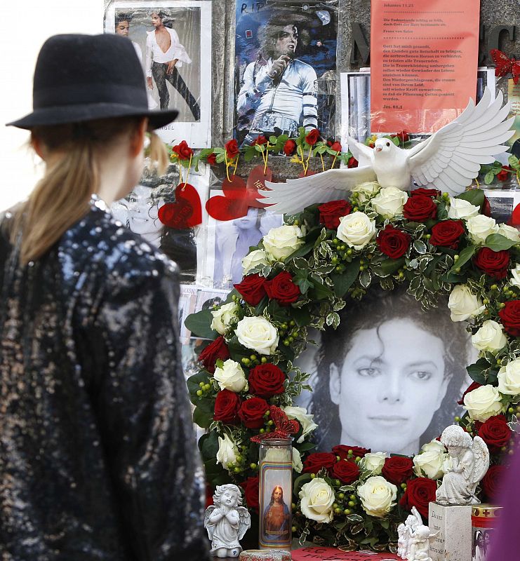 Una mujer guarda un minuto de silencio en homenaje a Michael Jackson en Munich