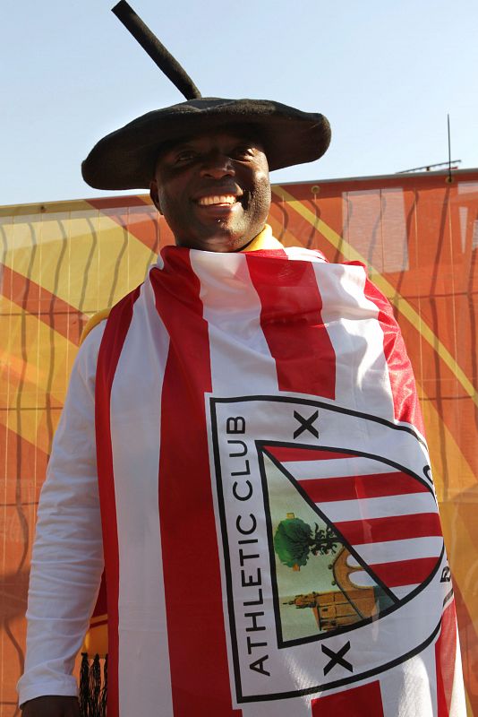 Un aficionado sudafricano con los colores del Athletic de Bilbao y tocado con una "txapela" en las gradas del Loftus Versfeld de Pretoria antes del inicio del partido ante Chile,.