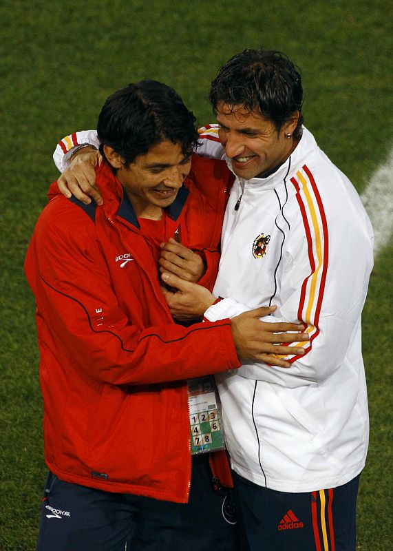 El jugador chileno Contreras y el español Capdevila charlando en el campo momentos antes del partido entre Chile y España