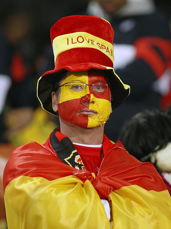 Un aficionado español muestra su apoyo a la selección antes del inicio del partido ante Chile