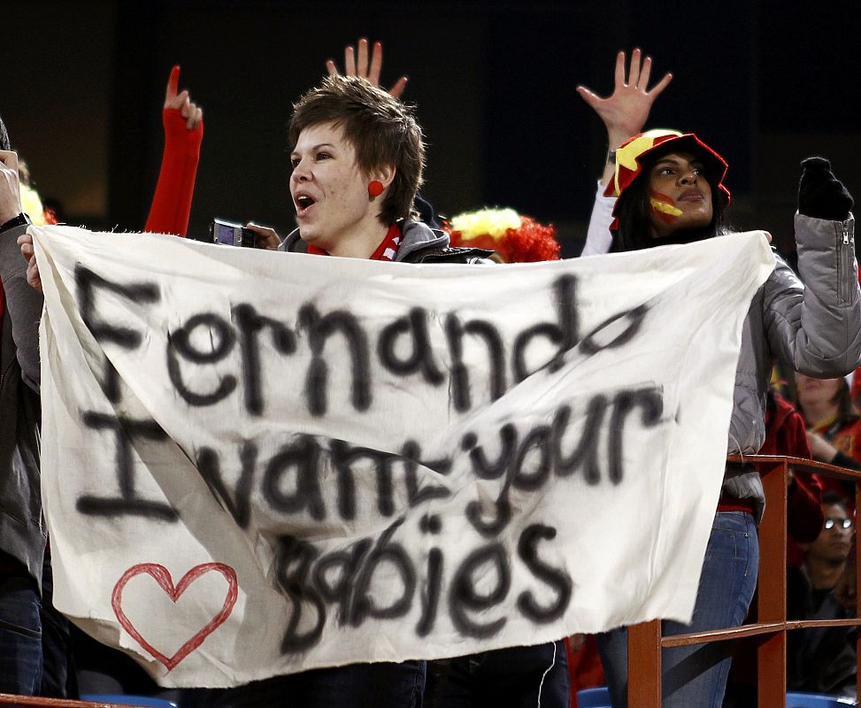 Una aficionada portando una pancarta en alusión a Fernando Torres.