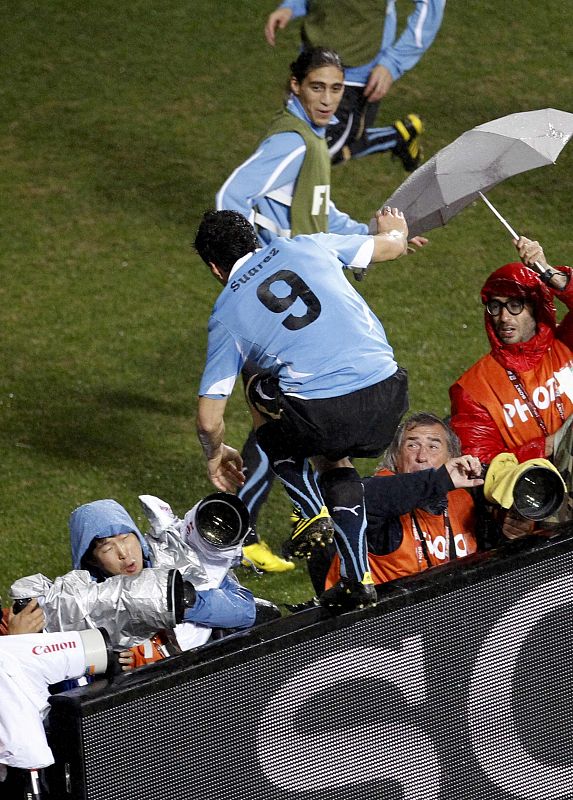 Luis Suárez corre hacia la grada para celebrar su segundo tanto que ha supuesto el pase de Uruguay a cuartos de final cuatro décadas después.