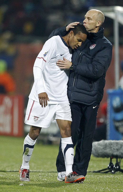 El entrenador de USA, Bob Bradley abraza a Ricardo Clark, que erró en un pase que terminó convirtiéndose en el primer tanto del conjunto africano.