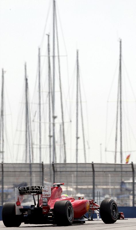 El piloto brasileño de Ferrari, Felipe Massa, recorre el Circuito Urbano de Valencia.