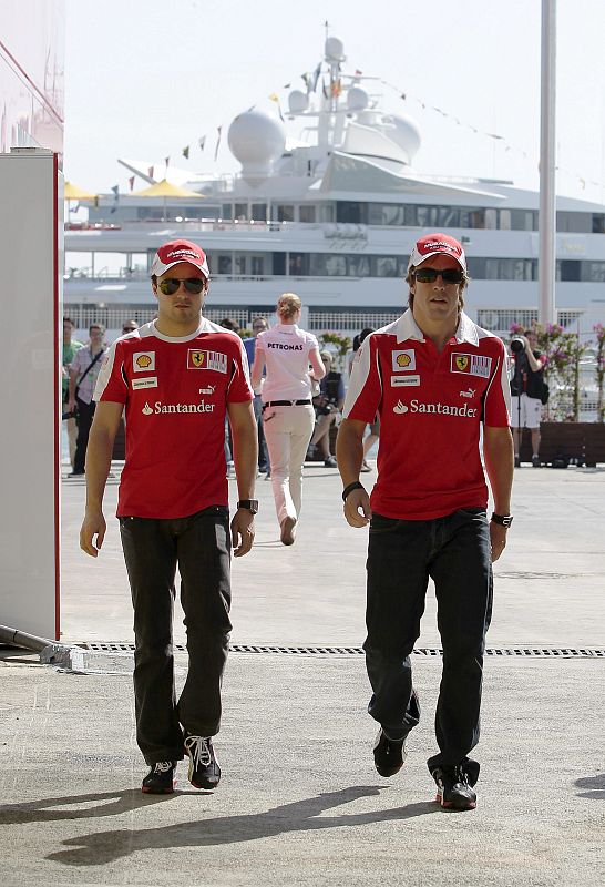 El piloto español de Fórmula Uno Fernando Alonso, de Ferrari, y su compañero de equipo, el brasileño Felipe Massa, llegan al circuito urbano de Valencia.