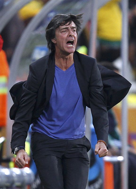 El entrenador alemán, Joachim Loew, salta de alegría tras marchar su selección el cuarto gol contra Inglaterra.