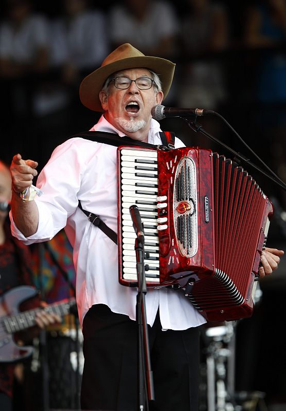 El cantante, pintor, compositor, presentador y, en definitiva, personaje australiano, Rolf Harris, actuó el viernes 25 de junio en el festival de Glastonbury 2010