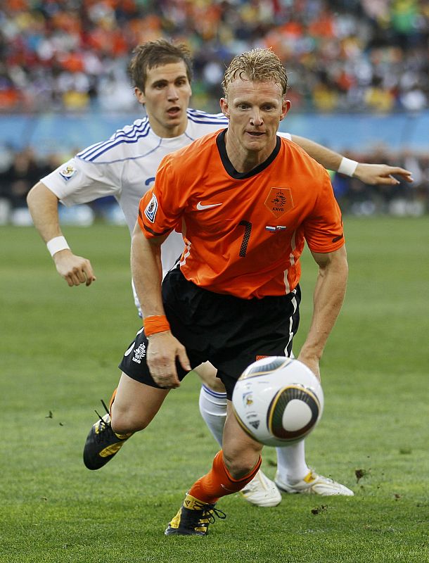 Dirk Kuyt y Peter Pekarik disputan el balón en el Holanda 2 - Eslovaquia 1.