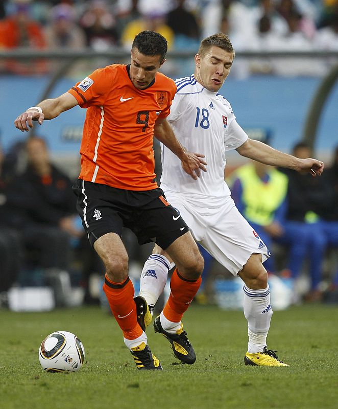 El holandés Robin van Persie pelea un balón ante la presión del eslovaco Jendrisek.