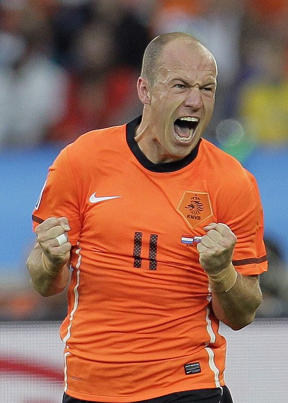 Robben celebra su primer gol en este mundial, que ha abierto la victoria de Holanda ante Eslovaquia 2-1.